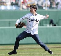 始球式で投げる和田毅氏=２２日