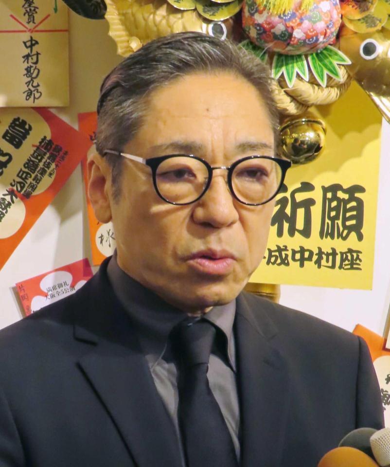 　献花に訪れた市川中車