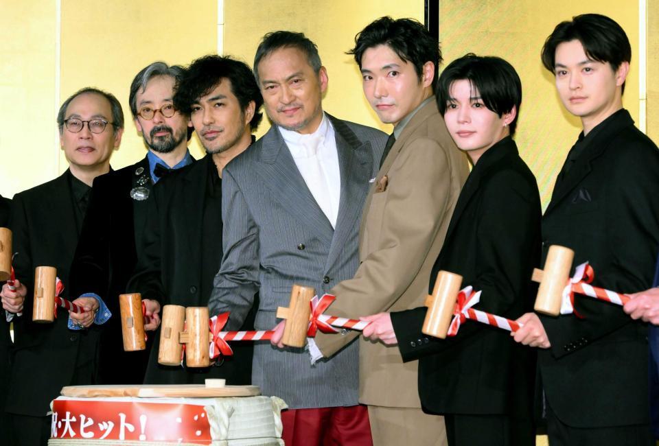 　鏡開きを行う（左から）正名僕蔵、滝藤賢一、北村一輝、渡辺謙、柄本佑、長尾謙杜、瀬戸康史（撮影・堀内翔）