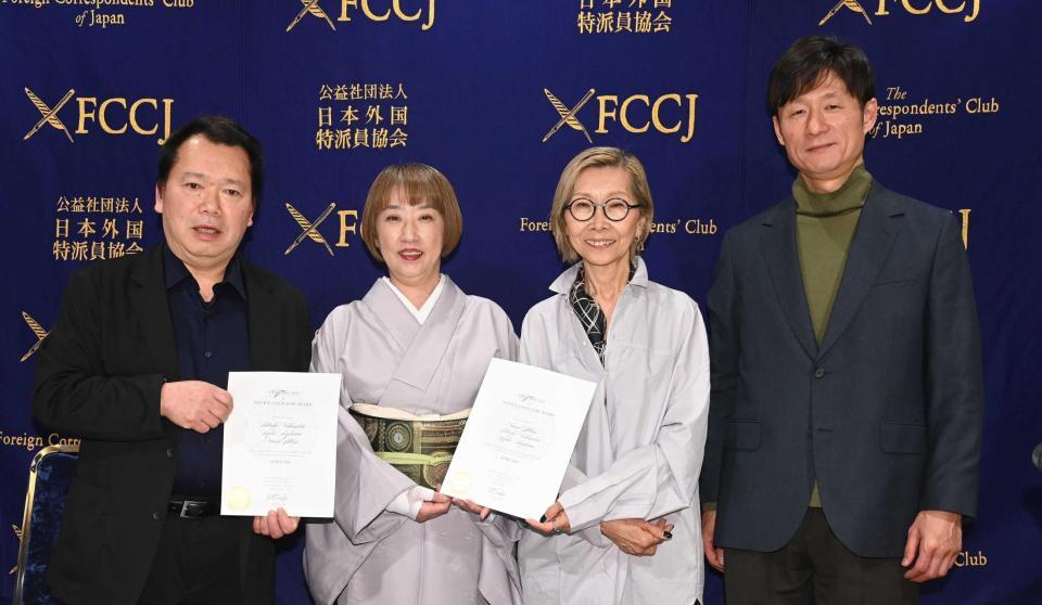 会見を行った（左から）床山の西松忠氏、歌舞伎メイクの日比野直美さん、ヘアメイクの豊川京子さん、李相日監督（撮影・園田高夫）