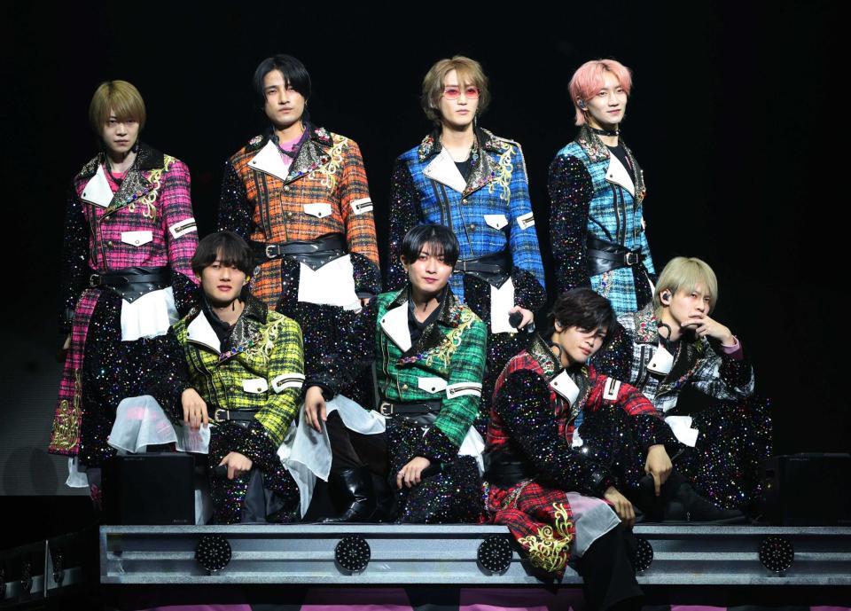 　ポーズをとる（前列左から）稲葉通陽、本高克樹、菅田琳寧、矢花黎（後列同）今野大輝、鈴木悠仁、橋本涼、川崎星輝（撮影・石井剣太郎）