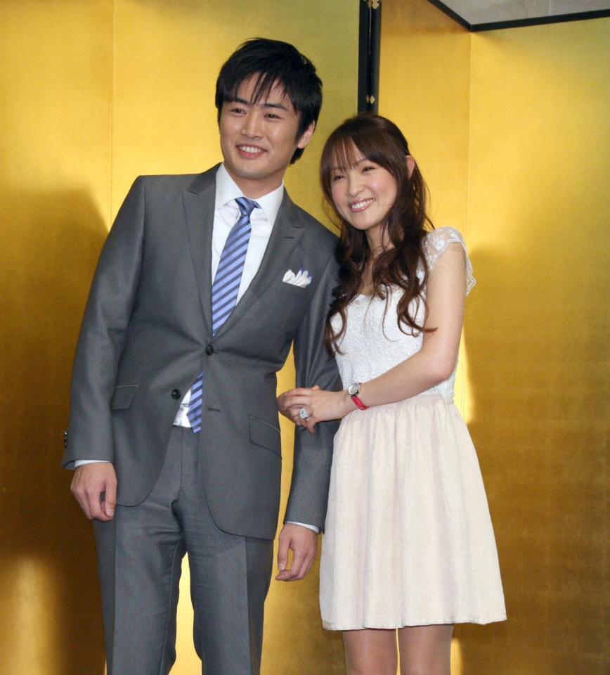 結婚報告会見を行った劇団ひとり（左）と大沢あかね