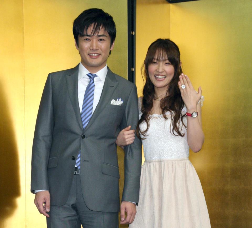 結婚報告会見を行った劇団ひとり（左）と大沢あかね