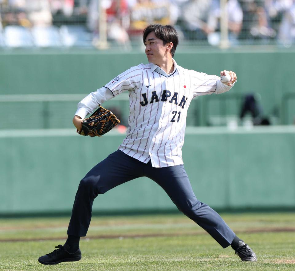 始球式で投げる和田毅氏=２２日