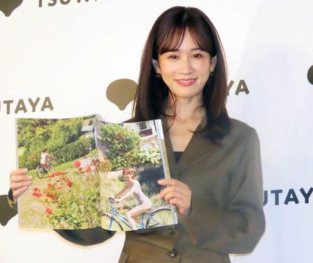 　写真集を手に笑顔の前田敦子