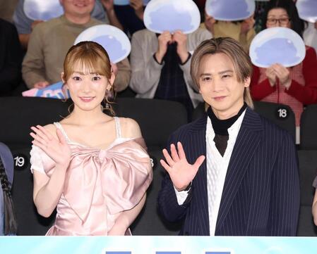 大ヒットに笑顔の岡咲美保（左）と堂本光一＝丸の内ピカデリー（撮影・金田祐二）