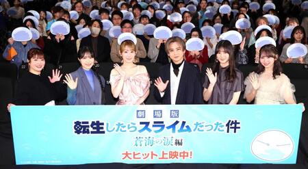 手を振る（左から）泊明日菜、大西沙織、岡咲美保、堂本光一、小坂菜緒、藤嶌果歩（撮影・金田祐二）