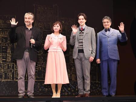 手を振る（左から）演出のスコット・シュワルツ氏、吉柳咲良、岩崎大昇、大谷亮介（撮影・佐々木彰尚）