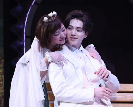 熱演する岩崎大昇（右）と吉柳咲良（撮影・佐々木彰尚）