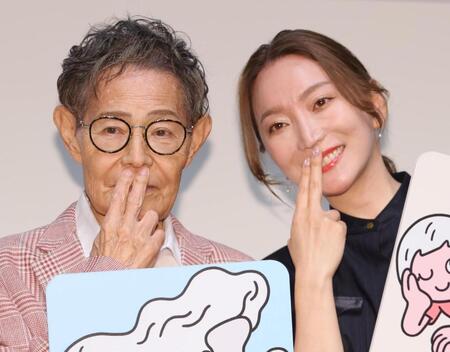 「加トちゃんペッ」をそろって披露する加藤茶（左）と綾菜夫妻（撮影・棚橋慶太）