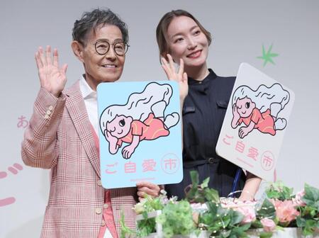 手を振る加藤茶（左）と綾菜夫妻（撮影・棚橋慶太）