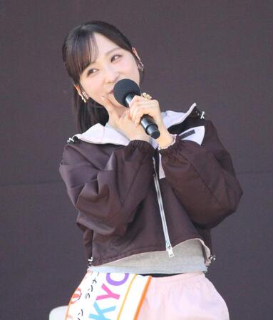 ポーズを決めるＡＫＢ４８の小栗有以