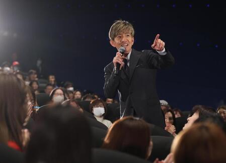 客席の中に入ってトークする木村拓哉（撮影・金田祐二）