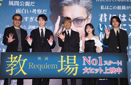 大ヒットに笑顔の（左から）中江功監督、綱啓永、木村拓哉、齊藤京子、倉悠貴（撮影・金田祐二）