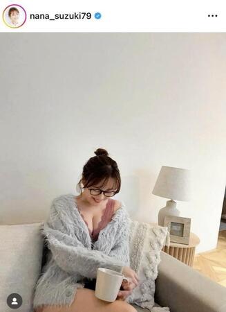 自宅でくつろぐ鈴木奈々。インスタグラム＠ｎａｎａ＿ｓｕｚｕｋｉ７９より