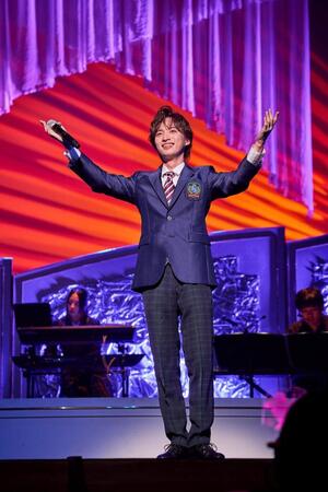 地元の公演で笑顔を見せる青山新