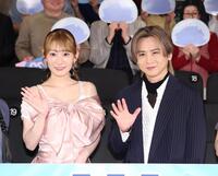 大ヒットに笑顔の岡咲美保（左）と堂本光一＝丸の内ピカデリー（撮影・金田祐二）