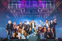 　初日公演のステージで笑顔を浮かべるＴＨＥ　ＲＡＭＰＡＧＥの（前列左から）与那嶺瑠唯、藤原樹、ＲＩＫＵ、岩谷翔吾、鈴木昂秀、後藤拓磨、陣（後列同）山本彰吾、浦川翔平、ＬＩＫＩＹＡ、吉野北人、長谷川慎、龍、武知海青、神谷健太