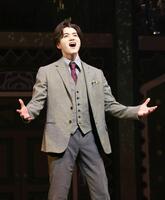 　熱演する岩崎大昇