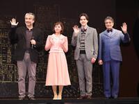 手を振る（左から）演出のスコット・シュワルツ氏、吉柳咲良、岩崎大昇、大谷亮介（撮影・佐々木彰尚）