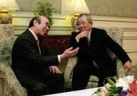 大阪府知事（当時）の横山ノックさんと対談する阪神監督の野村克也さん＝９８年１１月