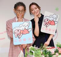 「加トちゃんペッ」をそろって披露する加藤茶（左）と綾菜夫妻（撮影・棚橋慶太）