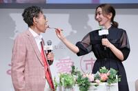 綾菜夫人（右）からバースデーケーキを食べさせてもらう加藤茶（撮影・棚橋慶太）