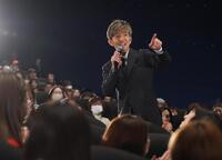 客席の中に入ってトークする木村拓哉（撮影・金田祐二）