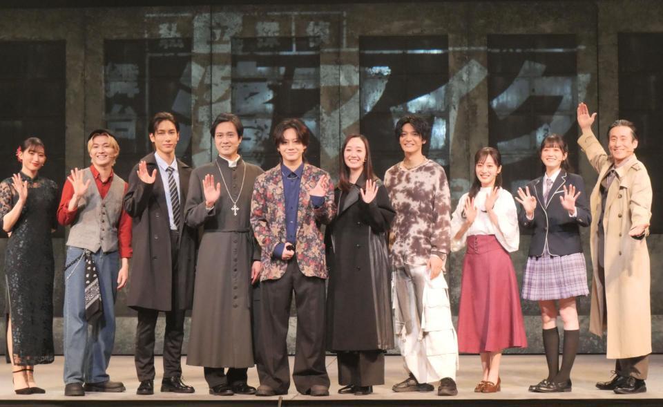 取材会に出席した（左から）七木奏音、矢部昌暉、福井巴也、大沢健、佐藤流司、野々花ひまり、上田堪大、川上千尋、小泉萌香、なだぎ武