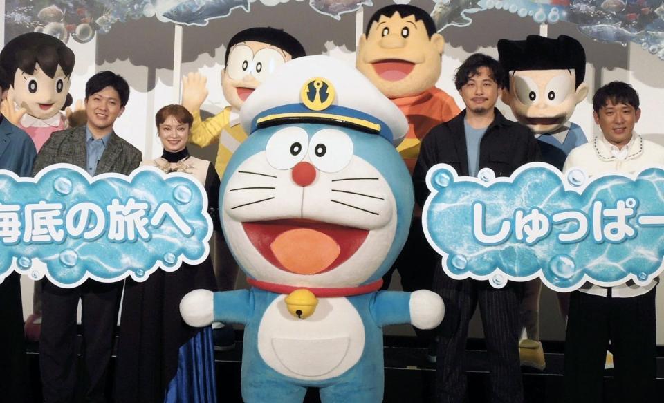 （左から）小川貴之、平愛梨、アルコ＆ピース