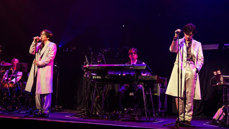 スタンドマイクで熱唱を見せたＴＨＥ　ＲＡＭＰＡＧＥのＲＩＫＵ（左）と吉野北人