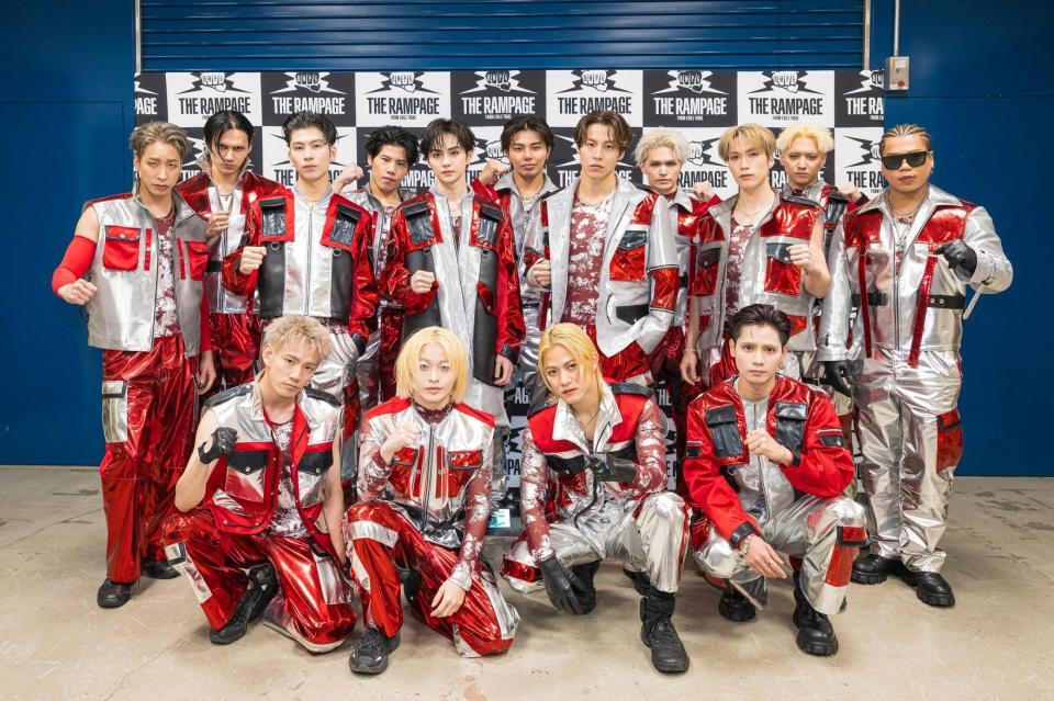 初日公演の開演前に意気込んだＴＨＥ　ＲＡＭＰＡＧＥの（前列左から）浦川翔平、山本彰吾、岩谷翔吾、神谷健太（後列左から）陣、龍、長谷川慎、後藤拓磨、吉野北人、武知海青、ＲＩＫＵ、与那嶺瑠唯、藤原樹、鈴木昂秀、ＬＩＫＩＹＡ