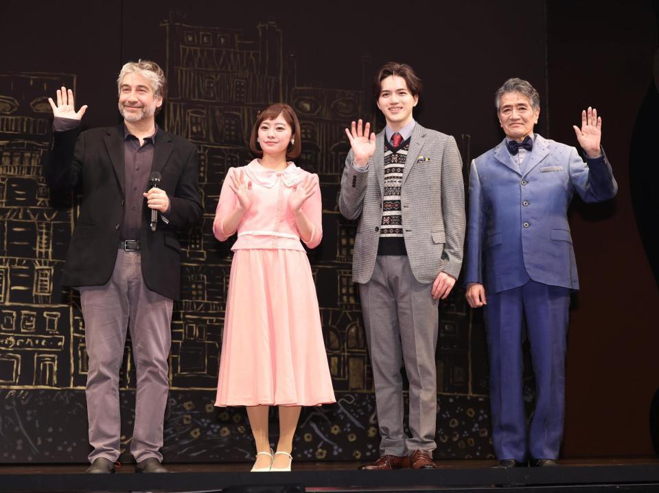 手を振る（左から）演出のスコット・シュワルツ氏、吉柳咲良、岩崎大昇、大谷亮介（撮影・佐々木彰尚）