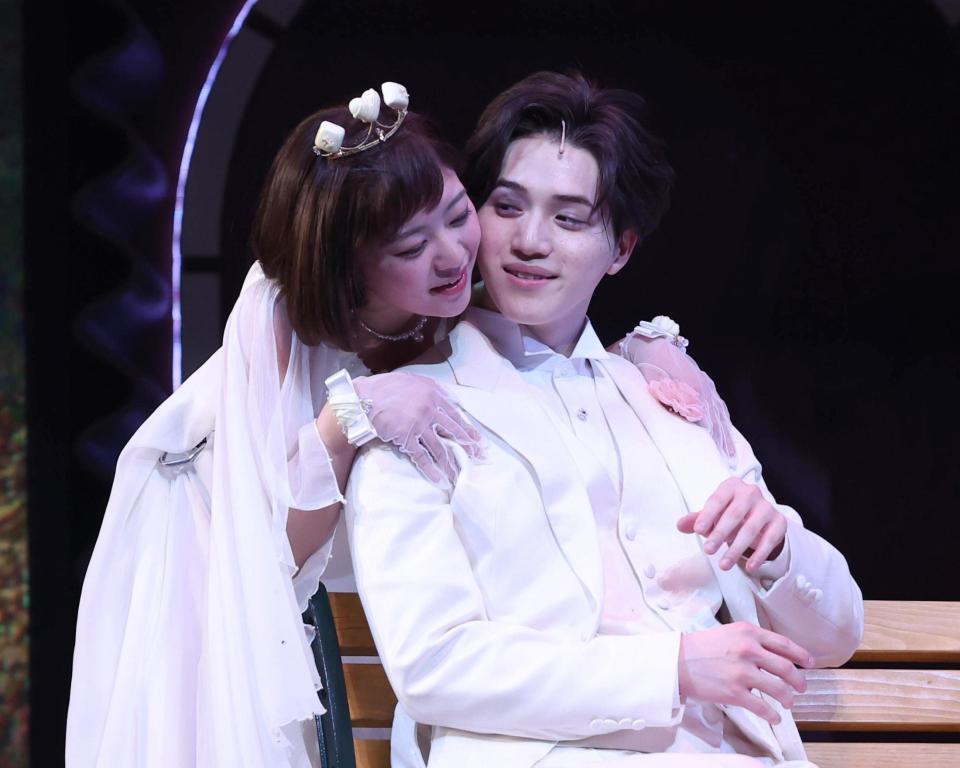 熱演する岩崎大昇（右）と吉柳咲良（撮影・佐々木彰尚）