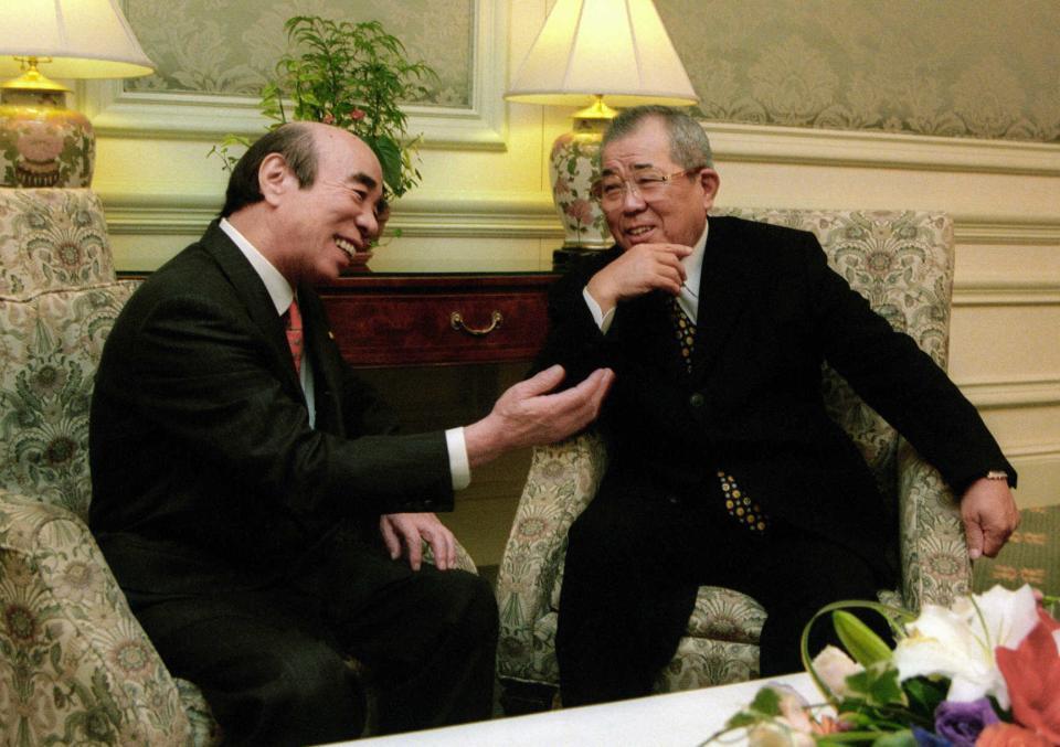 大阪府知事（当時）の横山ノックさんと対談する阪神監督の野村克也さん＝９８年１１月