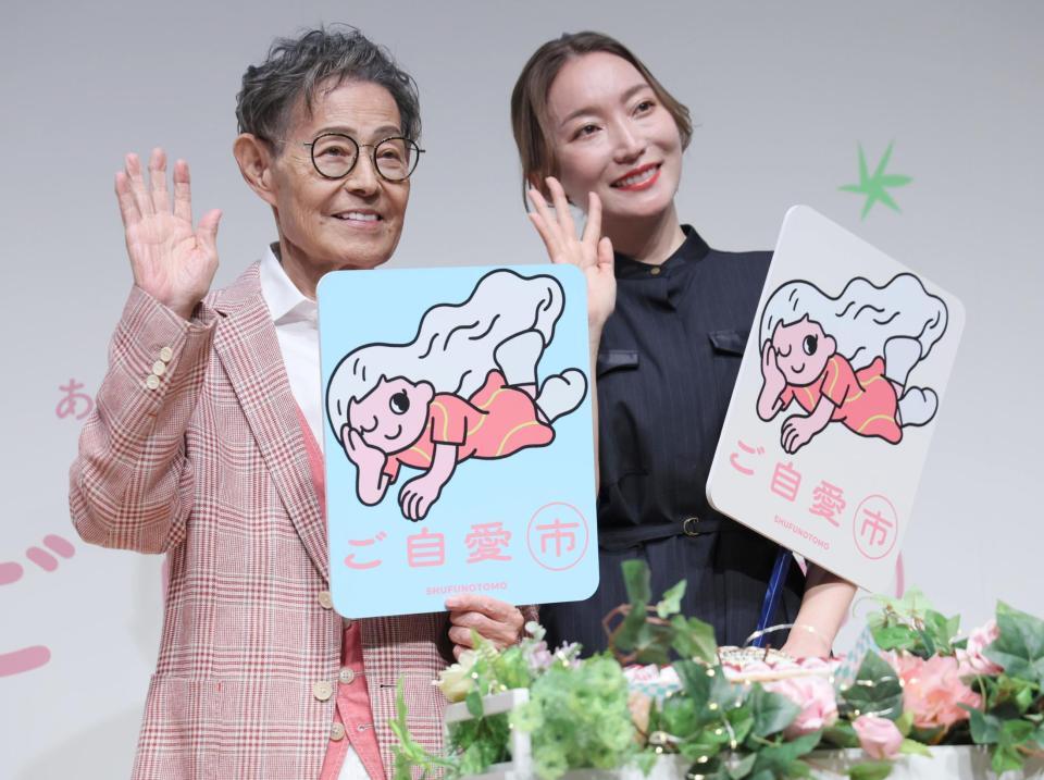 手を振る加藤茶（左）と綾菜夫妻（撮影・棚橋慶太）