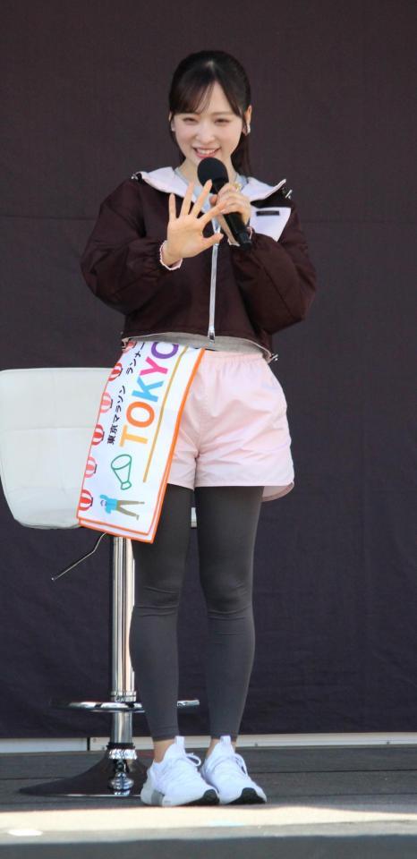 手を振るＡＫＢ４８の小栗有以