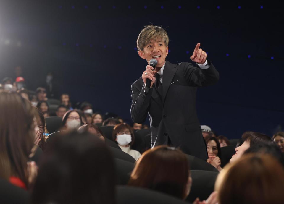 客席の中に入ってトークする木村拓哉（撮影・金田祐二）