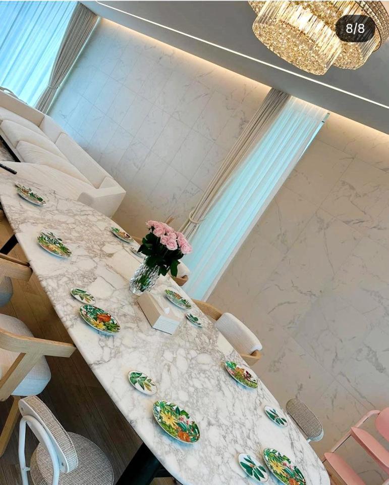 シャンデリアに大理石の巨大テーブルが豪華すぎる！石田安奈のインスタグラム＠ａｎｎａｉｓｈｉｄａ＿０５２７（２５年７月１２日付）より