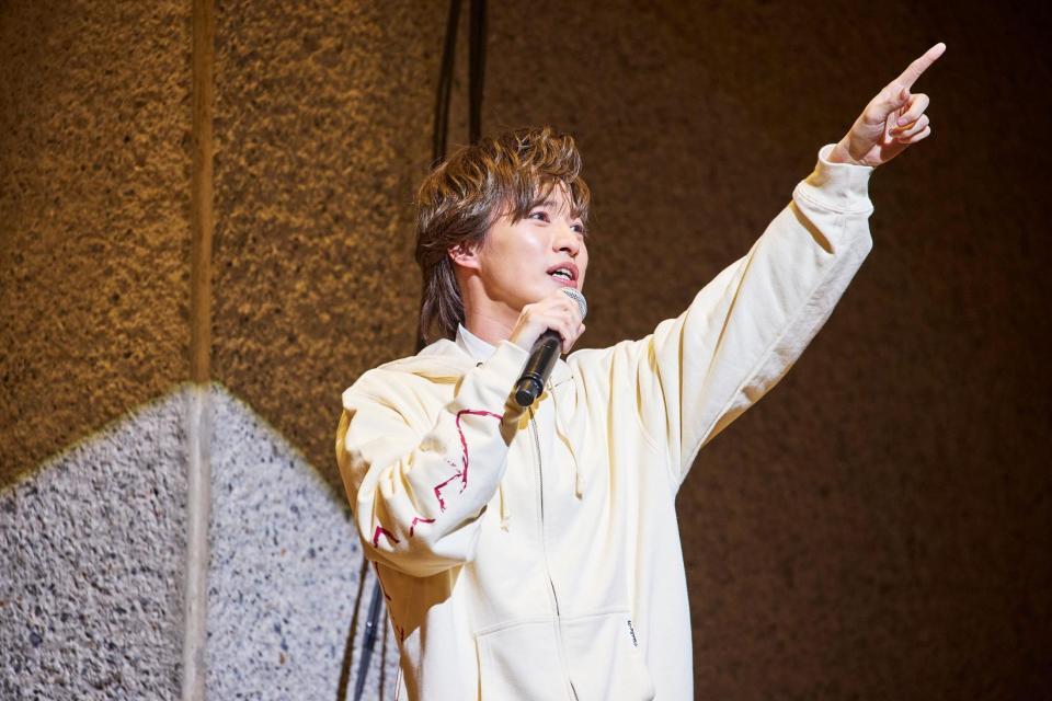 熱唱する青山新