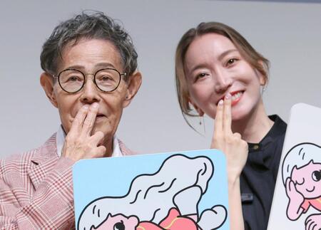 「加トちゃんペッ」をそろって披露する加藤茶（左）と綾菜夫妻＝東京・ＷＩＴＨ　ＨＡＲＡＪＵＫＵ　３Ｆ　ＨＡＬＬ（撮影・棚橋慶太）