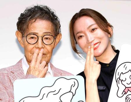 　「加トちゃんペッ！」をそろって披露する加藤茶（左）と綾菜夫妻（撮影・棚橋慶太）