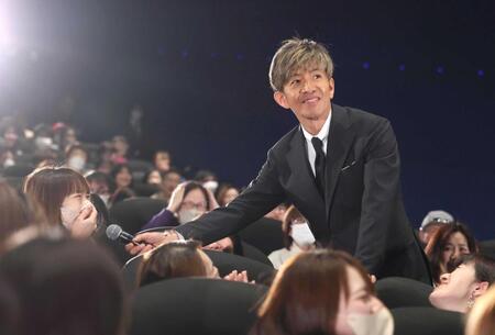 　観客にマイクを向ける木村拓哉（撮影・金田祐二）