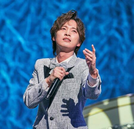 　熱唱する青山新