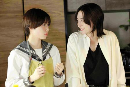 「ｓｈａｒｅ」の秋田汐梨（左）と池田匡志（Ｃ）三つ葉優雨／小学館／ＮＢＣユニバーサル・エンターテイメントジャパン