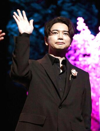 　観客に手を振る松本潤（撮影・開出牧）