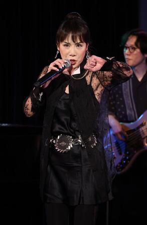 熱唱する未唯ｍｉｅ（撮影・金田祐二）