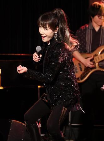 熱唱する未唯ｍｉｅ＝ＢＬＵＥＳ　ＡＬＬＥＹ　ＪＡＰＡＮ（撮影・金田祐二）