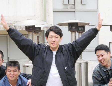 写真撮影でフラッシュモブの最初のポーズを全力で披露する青山フォール勝ち（中央）