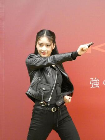 変身ポーズを披露する天翔天音